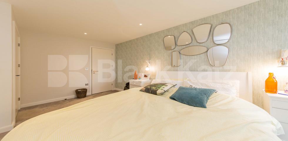 			NEW INSTRUCTION!, 2 Bedroom, 1 bath, 1 reception Apartment			 Wharf Road, ANGEL-OLD STREET